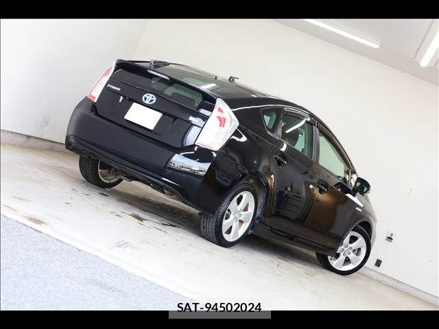 Toyota PRIUS 2013-02 7980672-11