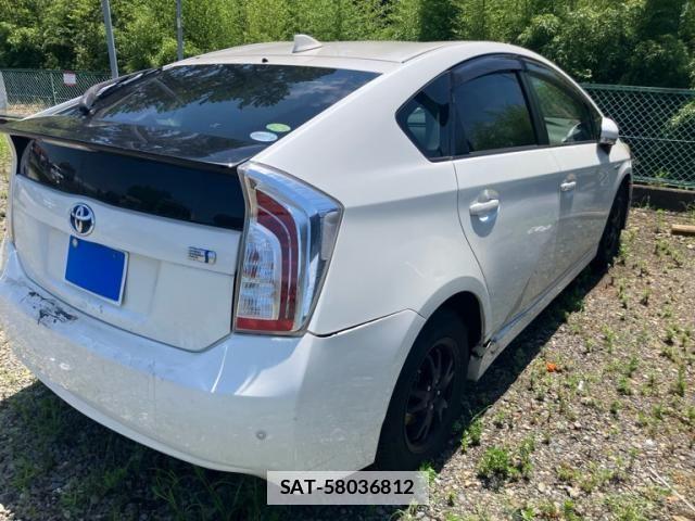 Toyota PRIUS 2013-08 7980686-11