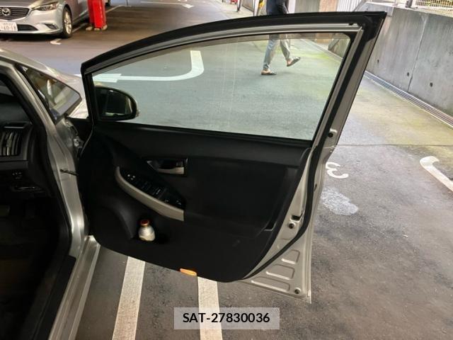 Toyota PRIUS 2013-08 7980689-14
