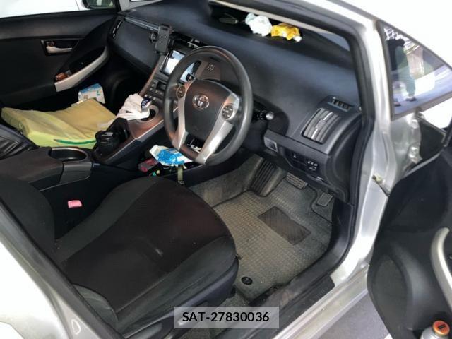 Toyota PRIUS 2013-08 7980689-15