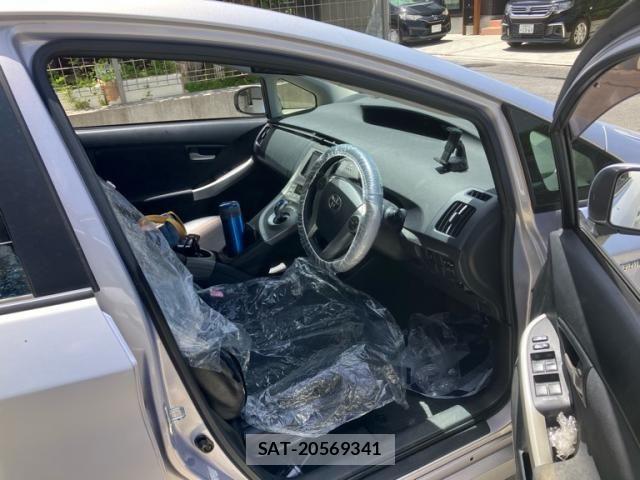 Toyota PRIUS 2013-02 7980684-10