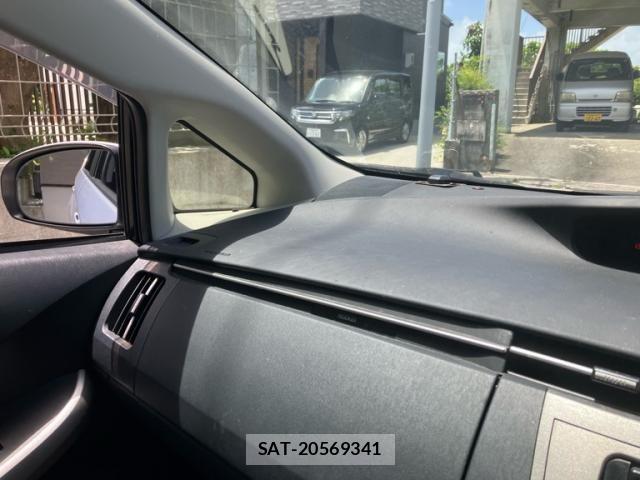 Toyota PRIUS 2013-02 7980684-16
