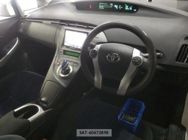 Toyota PRIUS 2015-08 8005332-4