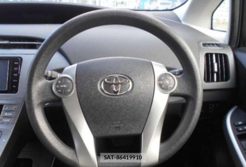 Toyota PRIUS 2015-08 8003069-11