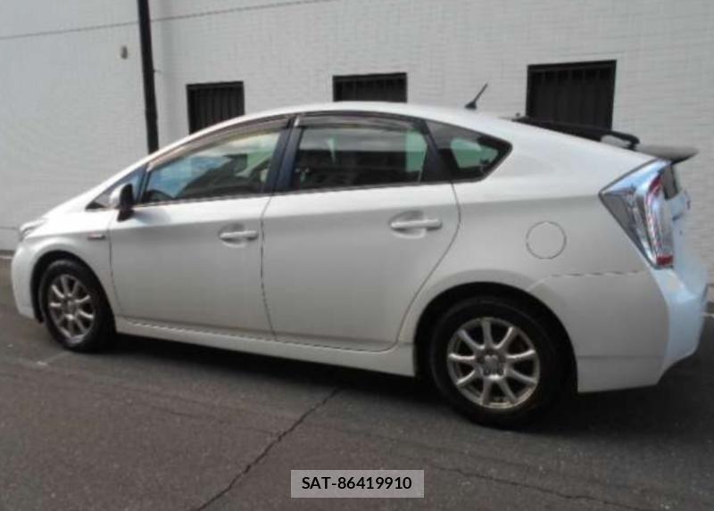 Toyota PRIUS 2015-08 8003069-1