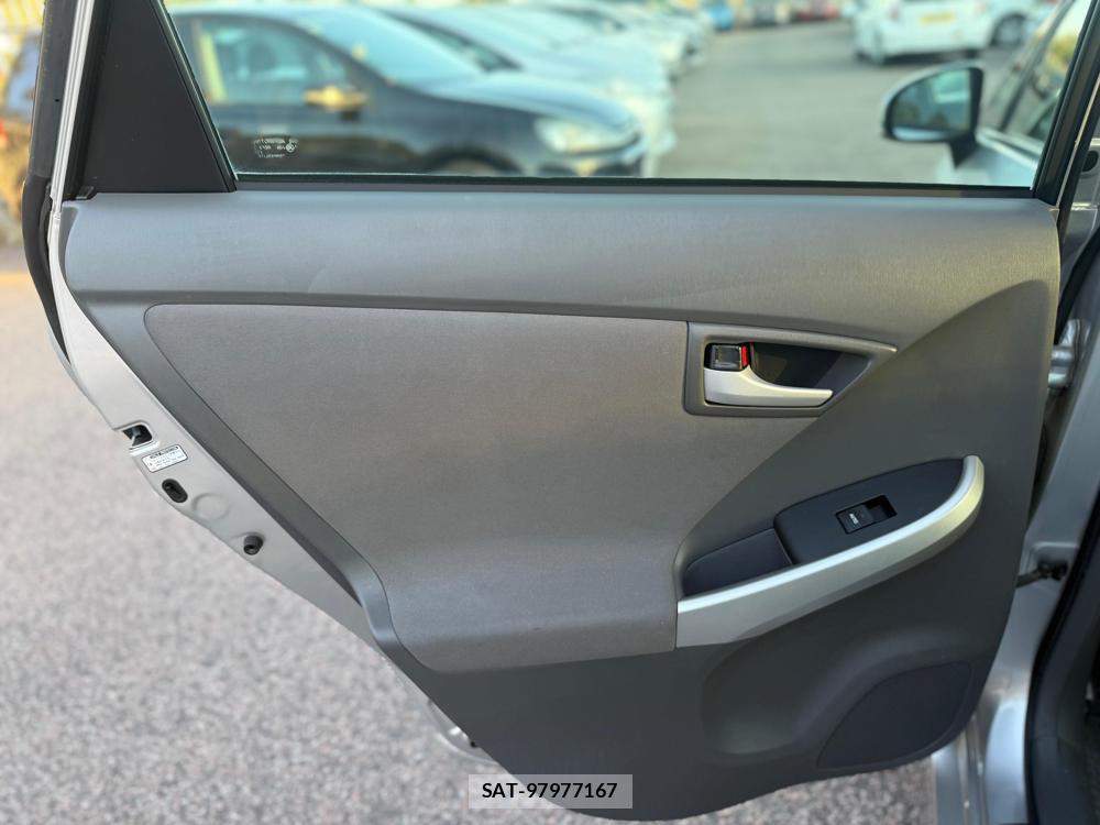 Toyota PRIUS 2011-01 1793327-26