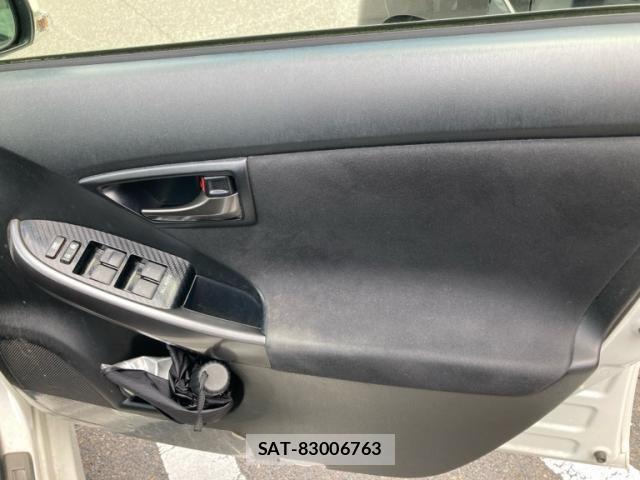 Toyota PRIUS 2015-01 8037710-11