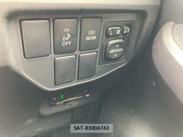 Toyota PRIUS 2015-01 8037710-19