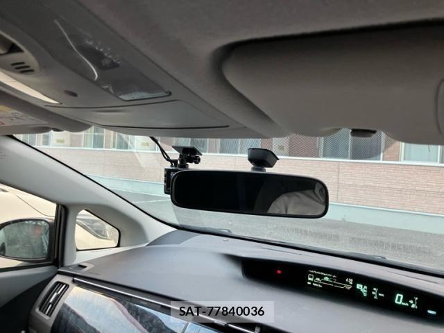 Toyota PRIUS 2013-05 8037721-26