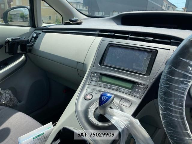 Toyota PRIUS 2011-06 8037756-19
