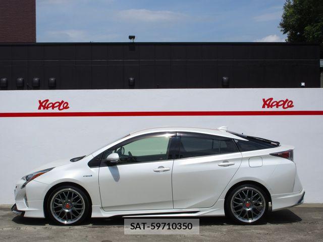 Toyota PRIUS 2017-06 8037692-10