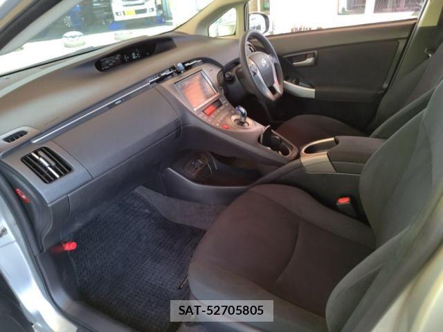 Toyota PRIUS 2015-08 8037694-21