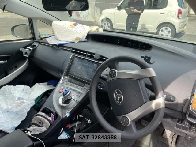 Toyota PRIUS 2014-04 8037752-9