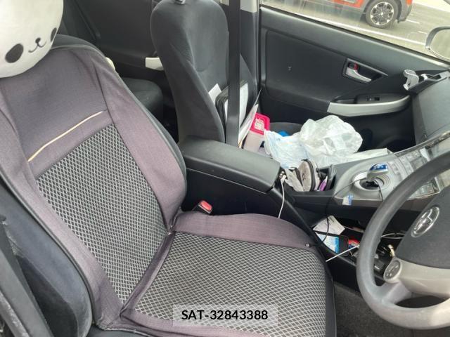 Toyota PRIUS 2014-04 8037752-10