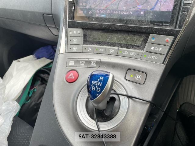Toyota PRIUS 2014-04 8037752-15