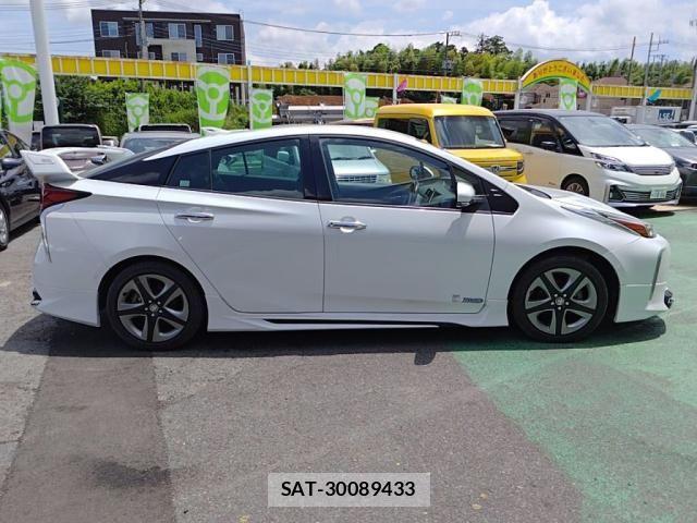 Toyota PRIUS 2021-08 8037658-9