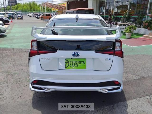 Toyota PRIUS 2021-08 8037658-11