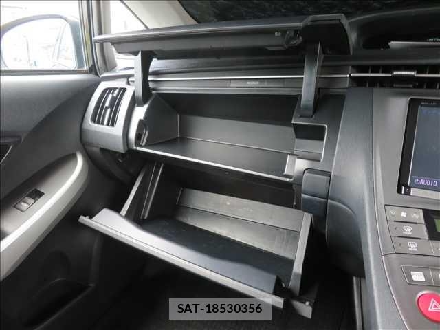 Toyota PRIUS 2015-02 8037693-12