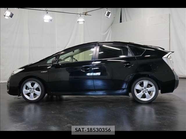 Toyota PRIUS 2015-02 8037693-14