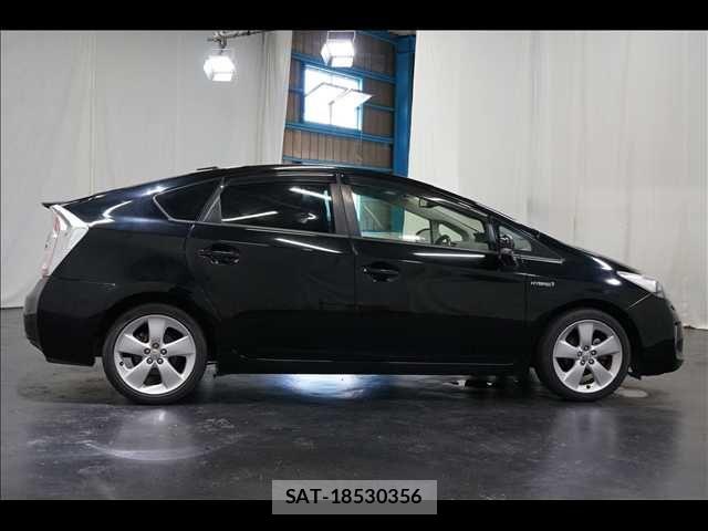 Toyota PRIUS 2015-02 8037693-15