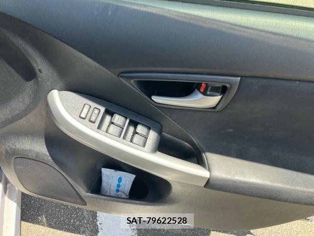 Toyota PRIUS 2013-05 8037738-11