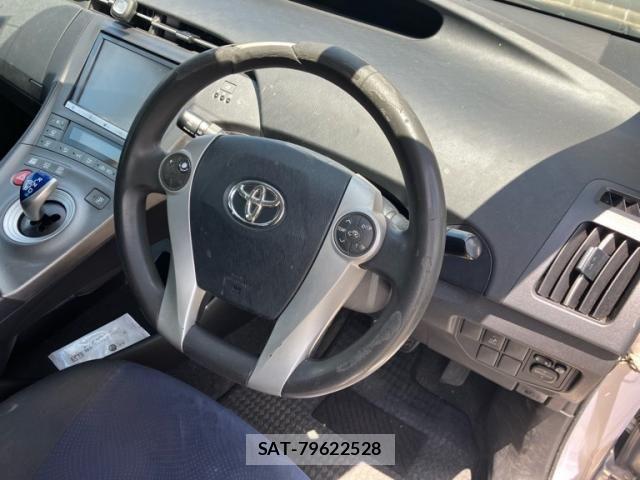 Toyota PRIUS 2013-05 8037738-8