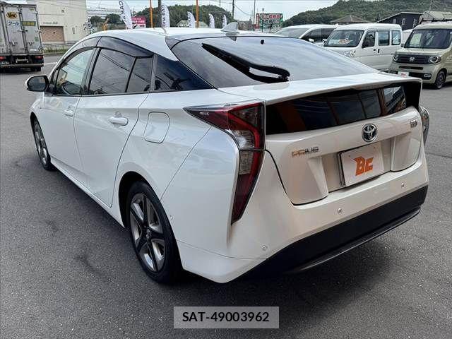 Toyota PRIUS 2018-07 8037682-12