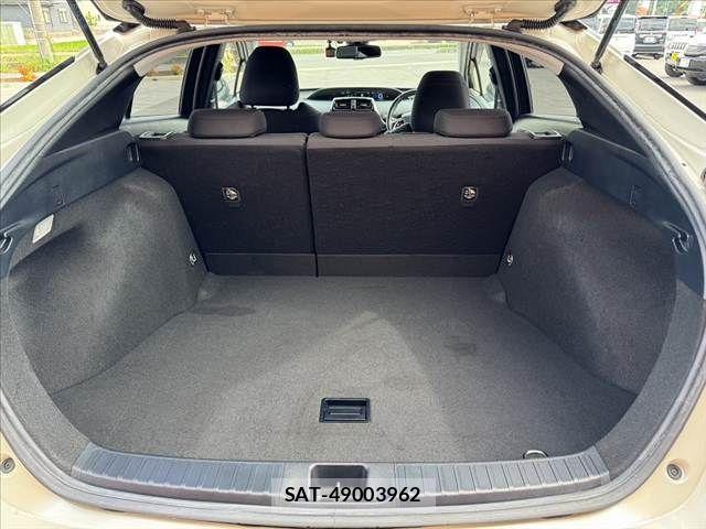 Toyota PRIUS 2018-07 8037682-19