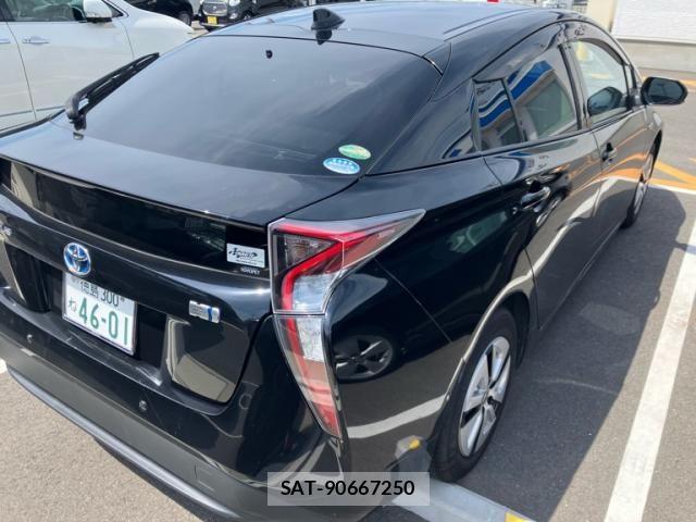 Toyota PRIUS 2016-03 8037698-17