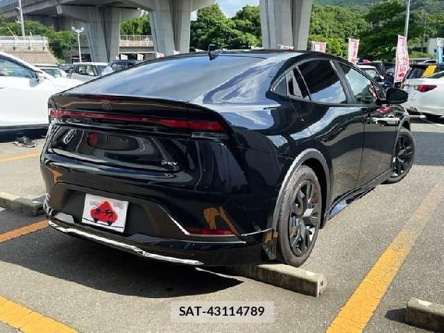 Toyota PRIUS 2023-05 8037645-2
