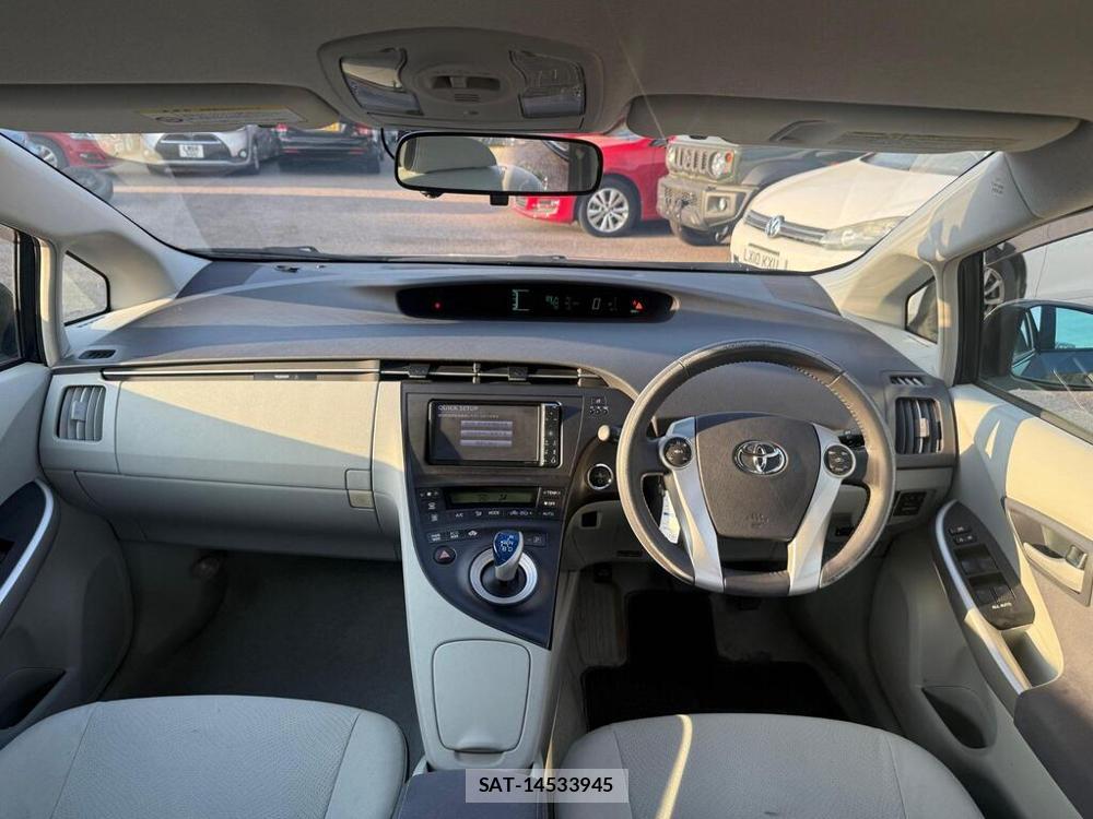 Toyota PRIUS 2010-11 1988938-11