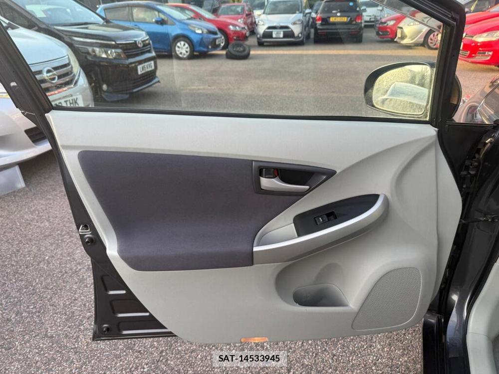 Toyota PRIUS 2010-11 1988938-30