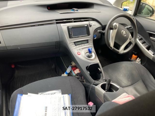 Toyota PRIUS 2013-06 8075188-13
