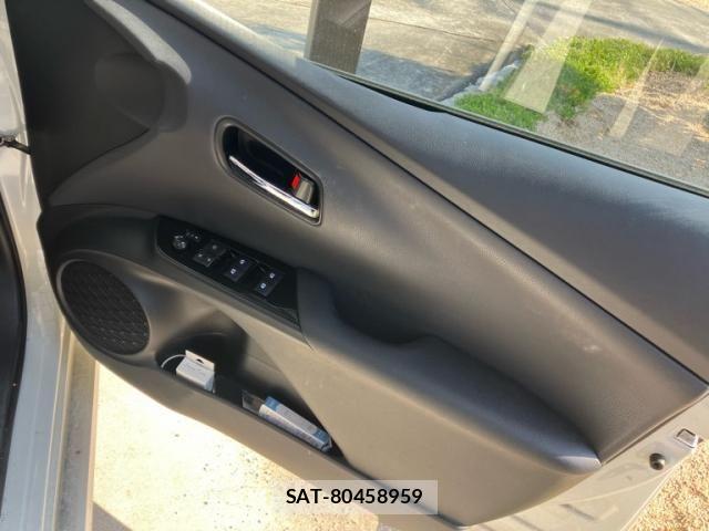 Toyota PRIUS 2017-08 8075171-11