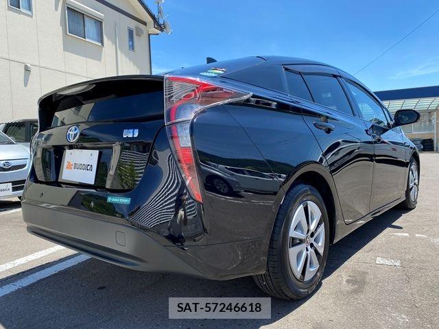 Toyota PRIUS 2017-06 8075163-6