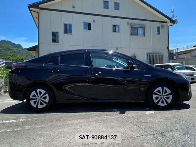 Toyota PRIUS 2017-06 8075162-5