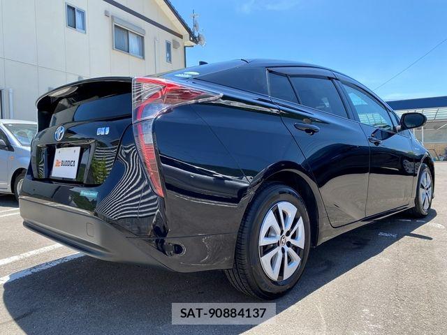 Toyota PRIUS 2017-06 8075162-6