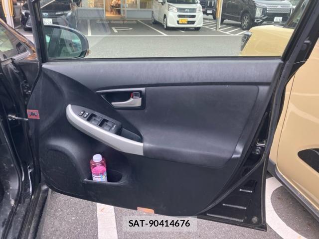 Toyota PRIUS 2012-10 8101337-10