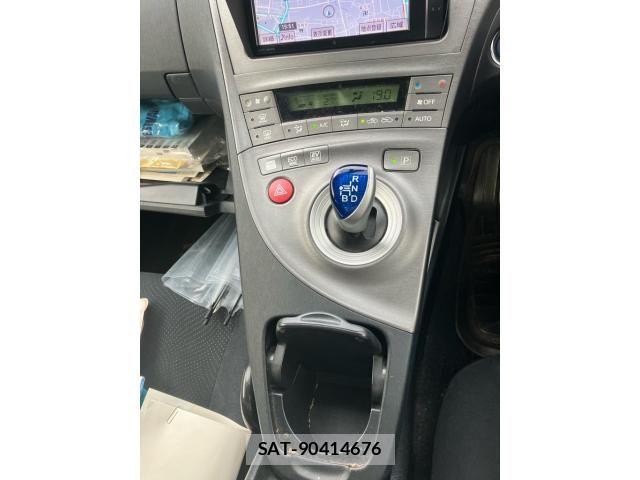 Toyota PRIUS 2012-10 8101337-17