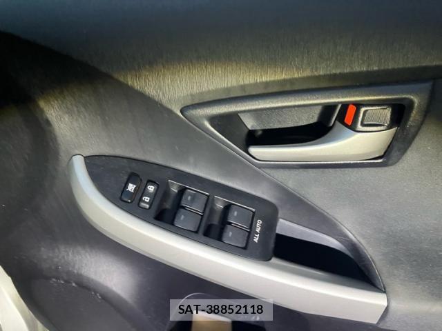 Toyota PRIUS 2012-05 8101326-12