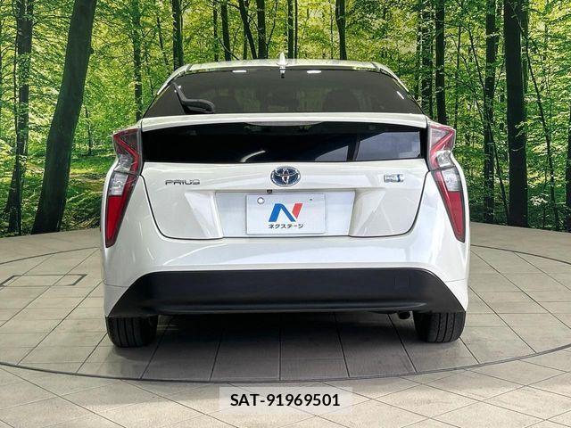 Toyota PRIUS 2016-04 8101279-15