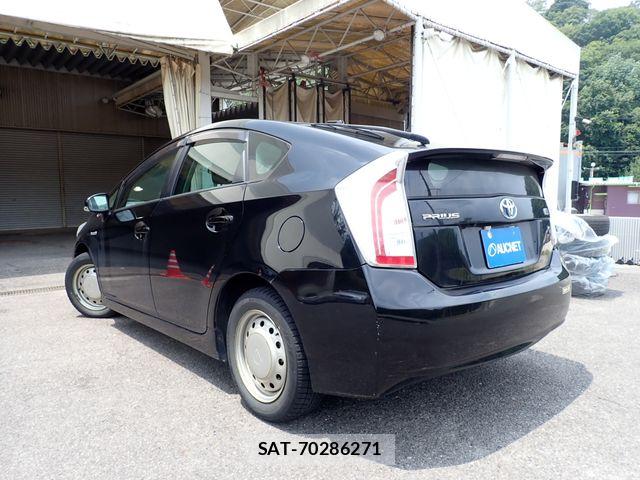 Toyota PRIUS 2013-06 8101233-2