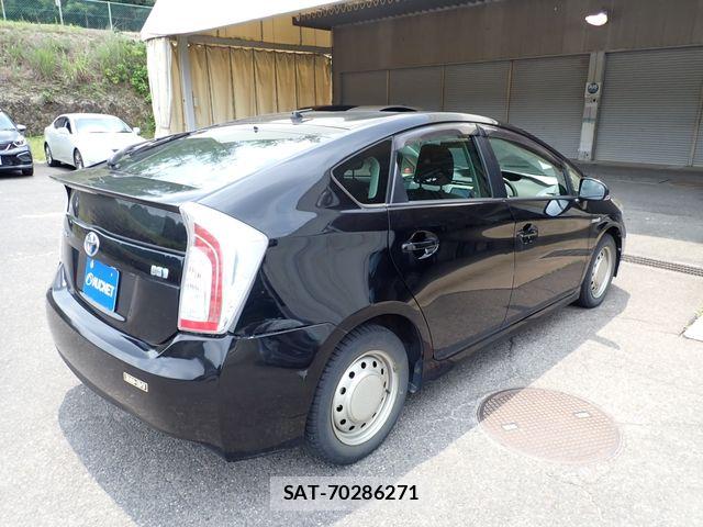 Toyota PRIUS 2013-06 8101233-6
