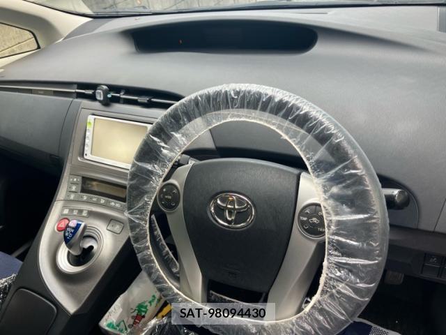 Toyota PRIUS 2012-03 8101356-17