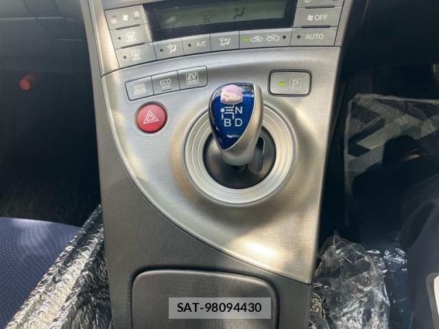 Toyota PRIUS 2012-03 8101356-24