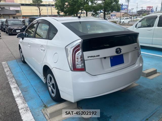 Toyota PRIUS 2013-08 8101348-2