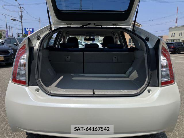 Toyota PRIUS 2014-03 8101309-15