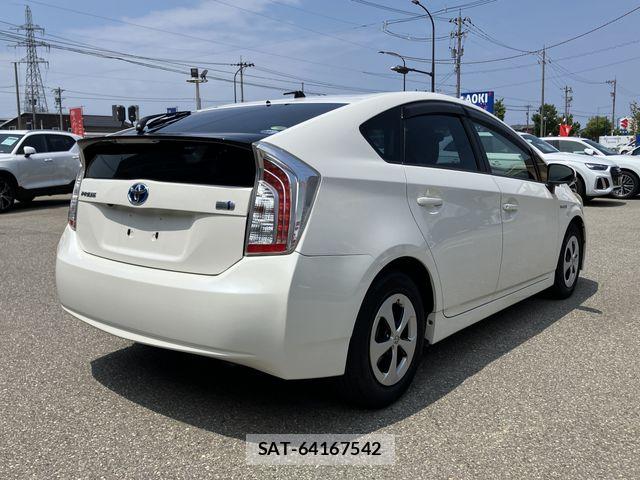 Toyota PRIUS 2014-03 8101309-2