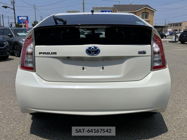 Toyota PRIUS 2014-03 8101309-6