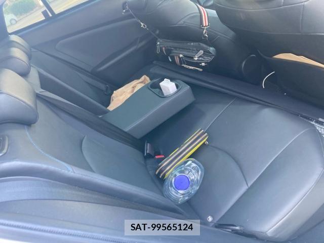 Toyota PRIUS 2019-04 8101267-11